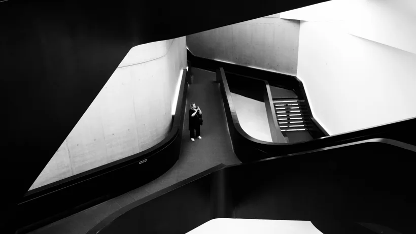 Una figura tra rampe e curve architettoniche